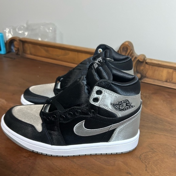 NIB Women’s Air Jordan 1 Retro HI OG, Size 5 - Picture 6 of 7